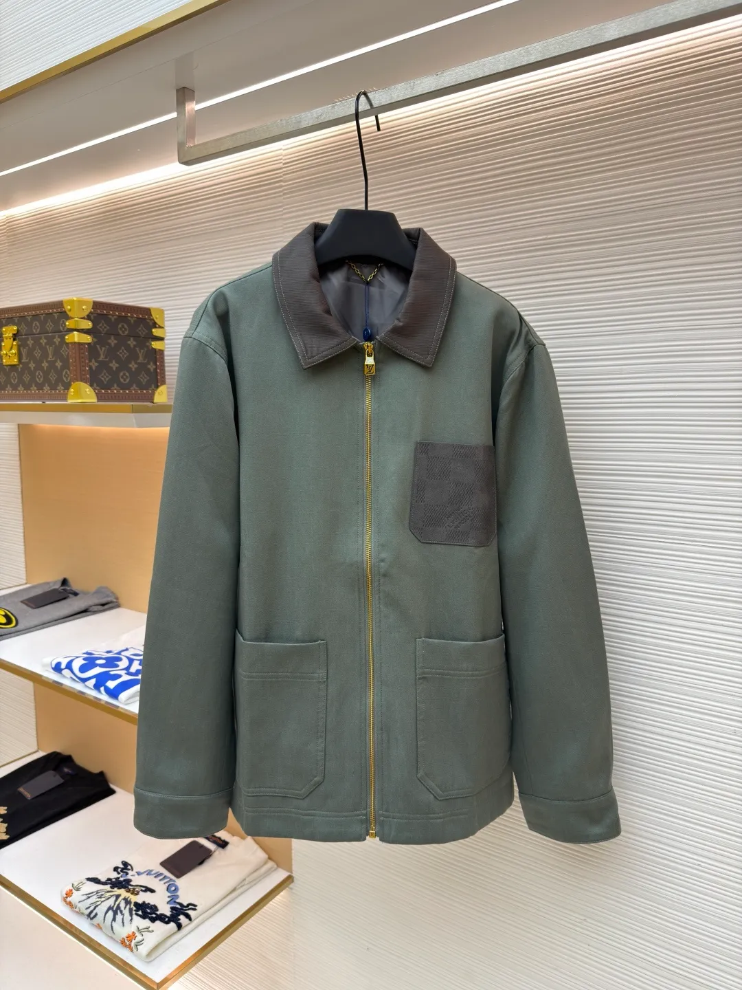 LOUIS VUITTON checkerboard pocket zipper jacket ●Original version: Purchased and developed by 23403 ●Item number: 1682124-B50 ●Fabric: linen fabric ●Technology: hot-pressed lamination ●Color: green ●Version: fitted version ●Weight: about 825 grams ●Size: S-M-L-XL ●Description: This Louis Vuitton black lapel zipper jacket shows the brand's exquisite craftsmanship. The body is made of high-density twill fabric. It has been pre-shrunk and shaped and ironed to give the fabric a crisp silhouette and wrinkle resistance, smooth touch and excellent wear resistance. The placket is equipped with a customized metal zipper. The zipper teeth are precision polished and gold-plated, making it smooth and durable. The zipper head is engraved with the brand's classic logo, and the details highlight the texture. The body pockets are made with welt bag technology, and the edges of the pockets are reinforced with double-needle stitching, which not only ensures practicality but also makes the fit neater. The chest patch pockets are spliced ​​with fabrics of different textures, and the hot-pressing lamination process makes the splices smooth and free of glue marks. The lapel part has been three-dimensionally cut and hand-drawn to fit the neck line and is not easily deformed. Every stitch follows strict stitch length standards, perfectly combining simple design with exquisite craftsmanship. The overall wiring is straight and delicate, the fabric is comfortable and soft, and the color is consistent without color difference. It can be matched with the same style to create a fashionable look and control various occasions. Customized accessories, complete with three standards, same style for men and women!